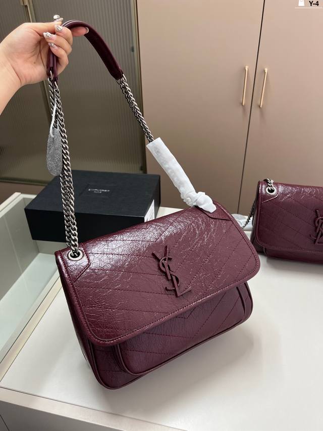 大 圣罗兰Ysl Niki邮差包 简直无法拒绝 超显气质 高级感十足 集美必入款 Y-4尺寸28×18 25×16折叠盒飞机盒 大 圣罗兰Ysl Niki邮差包 简直无法拒绝 超显气质 高级感十足 集美必入款 Y-4尺寸28×18 25×16折叠盒飞机盒