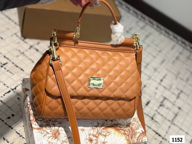 配盒子 Dg 杜嘉班纳 新款 手提 单肩 斜挎款 官网最新包 喜欢的不得了 特别有腔调 颜值无敌高 复古 优雅 奢华 大气 想到一切美好的词都想给它 一定要入的