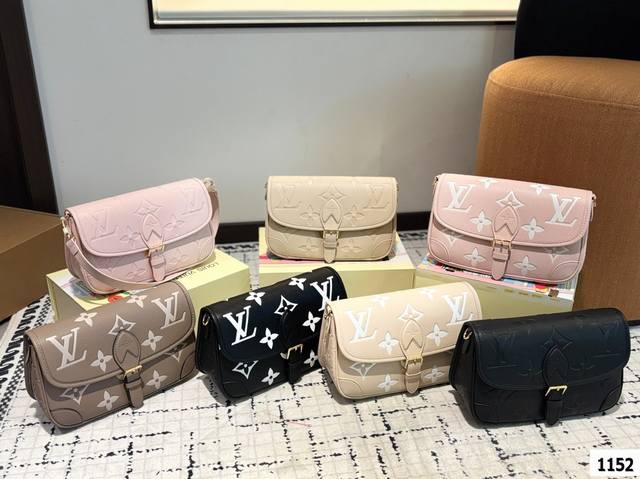 早春系列新品Diane法棍Lv 配有一根皮肩带 可腋下背 一根刺绣肩带 可肩背斜跨 容量日常足够用 尺寸25X15Cm 折叠盒包装