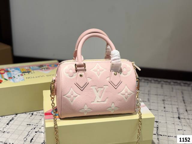 Lv 路易威登Speedy 20奶蓝色枕头包斜挎老花百搭 女包M46883本款Nano Speedy手袋选用Monogramempreinte皮革，通过压印和印