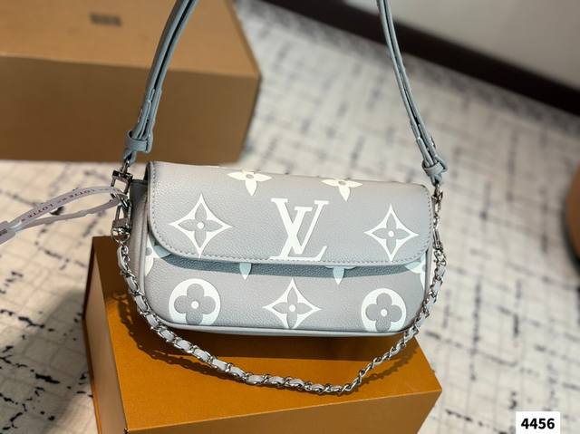 配盒 Size：22*12Cm L家 奶油白 Ivy Woc 实物奶呼呼滴~超级适合夏天 双链条设计的麻将包 可斜挎可单肩可手提 内置卡槽 可爱好用！