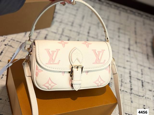 Lv 粉色法棍Nano 一只路易威登Nano粉色法棍 可爱的像一块草莓蛋糕 斜挎腋下都句，甜美风格~ 超正超嫩的樱花光粉，实在太可爱啦，甜美一-定要入 图片全套
