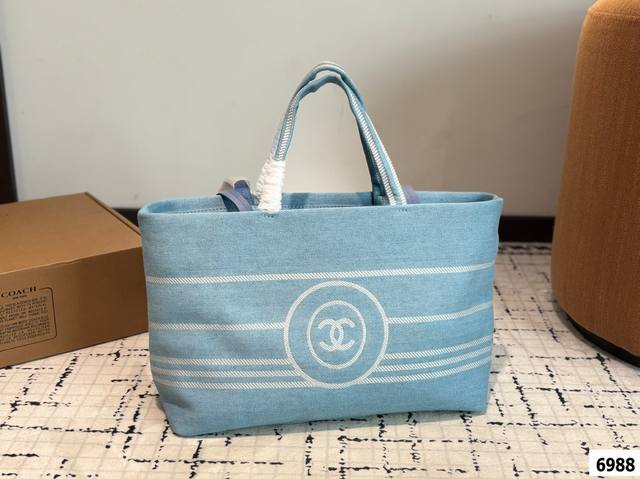 香奈儿 Chanel牛仔购物袋香奶奶真的太会Quan百了感觉一直在买买买的路上，这季的牛仔系列真的绝用复古感来形容Ta最恰当~ 尺寸：35 25