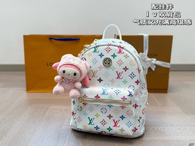 配挂件 路易威登Lv双肩包 有气质又充满高级感 男女皆可的一款 日常出行 容量也很可 人手必入 尺寸 26 31