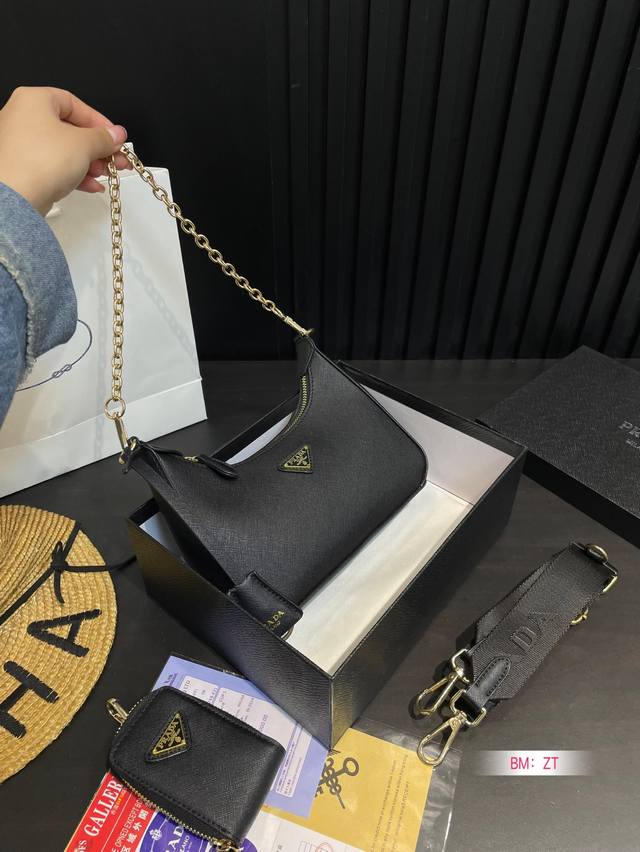 配盒 普拉达 Hobo三合一！ 出口韩国的订单！ 质量超级好！！ 一个类似于饺子包的大包加上一个小包，一条宽肩带加一个链条，脑子里是瞬间相出了N种搭配方式，非常