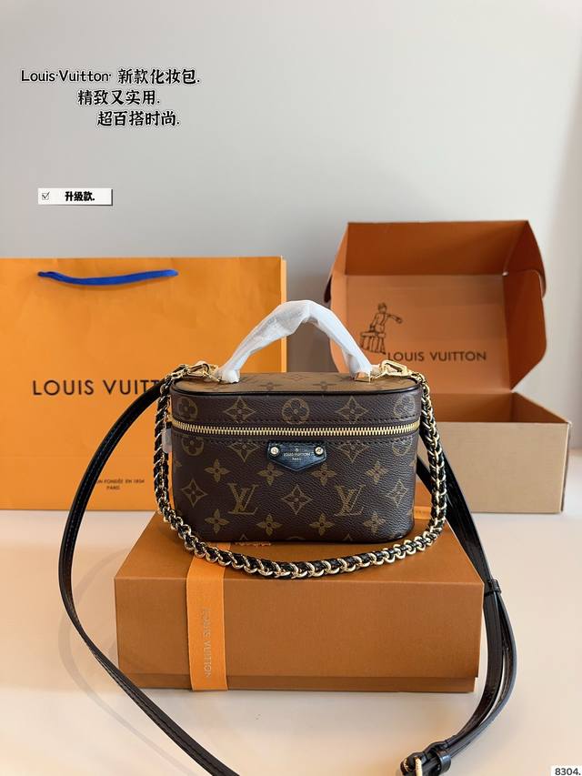 配礼盒. Lvvanity 新款化妆包 包包顶部选用深浅不一的色调增加层次感 特别是老花真香这秀款化妆包可爱又能装~手拎斜挎都很好看，足以应对所有场合 搭配休闲