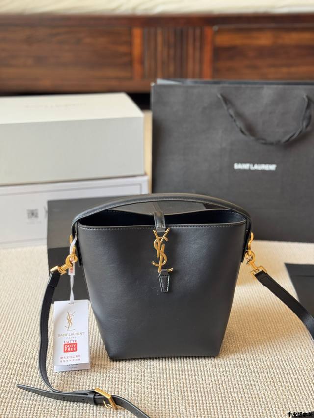 牛皮版本 Ysl新款水桶包，人人都在问这款 ＃ Rose 新宠 柔软亮面小牛皮材质有光滑的触感，外观明亮而富有光泽并能完美地反射光线。有多种背携方式，堪称日常佳