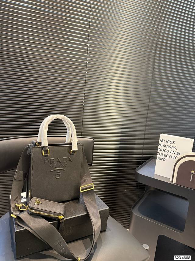 配盒子 Ss24-prada新品到位，普拉达托特 简单百搭不论是通勤还是日常都很实用，特别的夏季的一个穿搭十分推荐，如果各位大大对水桶和托特感兴趣，这款就Ok尺