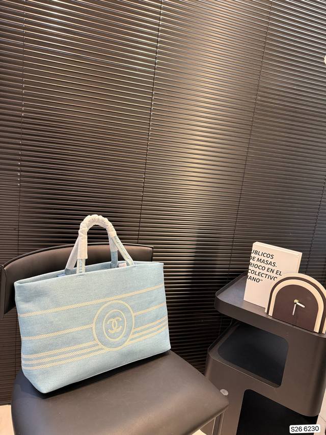 香奈儿 Chanel牛仔购物袋香奶奶真的太会Quan百了感觉一直在买买买的路上，这季的牛仔系列真的绝用复古感来形容Ta最恰当~ 尺寸：35 25 货号6230