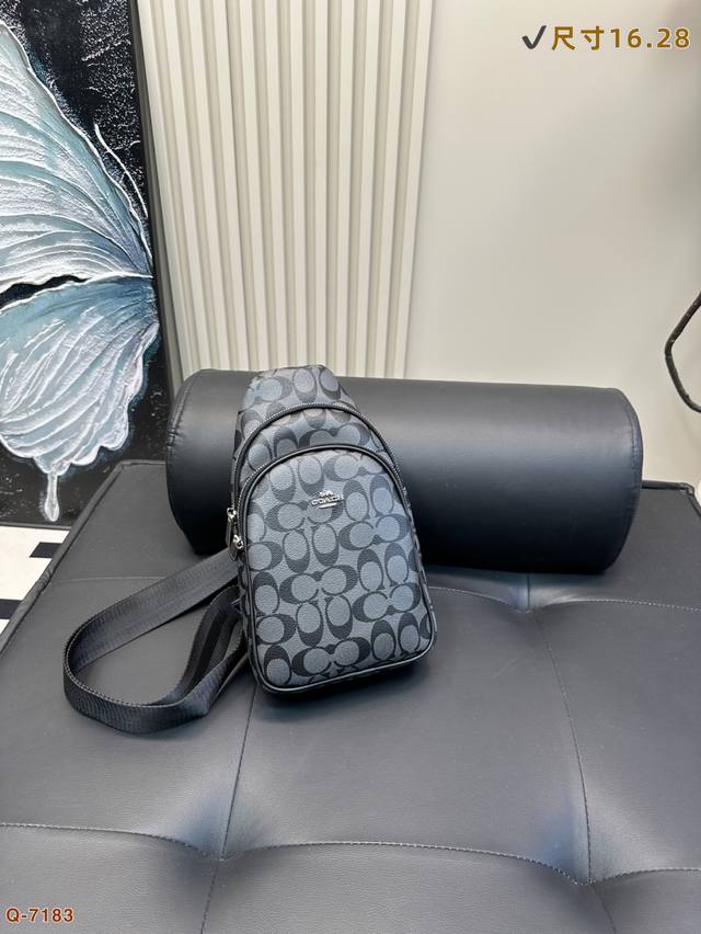 蔻驰胸包斜挎单肩包 采用精湛镶嵌细工 实物原厂原版面料 尺寸：16.28Cm