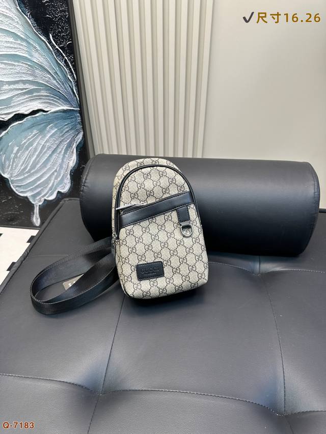 酷奇胸包斜挎单肩包 采用精湛镶嵌细工 实物原厂原版面料 尺寸：16.26Cm