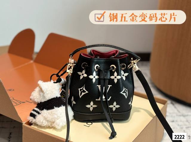 配盒 Size：13*16Cm L家 新款Nano 梦幻小水桶 上身尺寸刚刚好哦！ 终于等到喜欢的颜色啦！