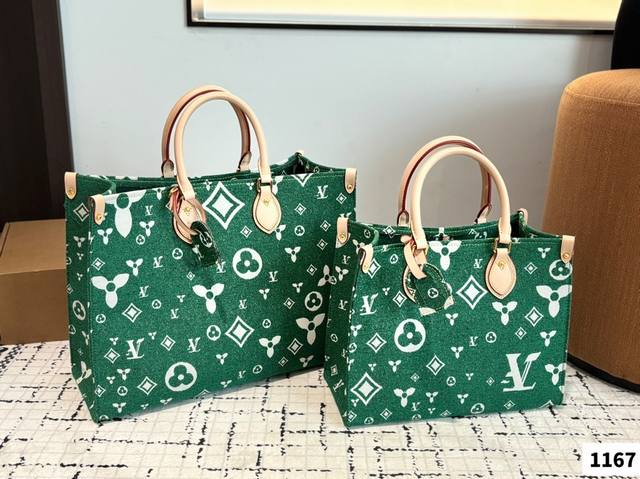 Lv新款托特包 限量版Onthego 非常稀少的盐系复古学院风 上身超级飒 不仅仙女可以背 男孩子背又是另一种感觉 尺寸：42 32 32 26