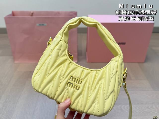 Miumiu缪缪斜挎包 斜挎 肩背都好看 手感很好 满足任何造型 尺寸 20 11
