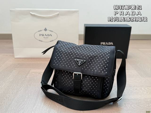 普拉达 铆钉邮差包 prada 质感很高级 容量超级大也很耐用 日常出街背它回头率百分百 就是这种随性慵懒感 尺寸24 19