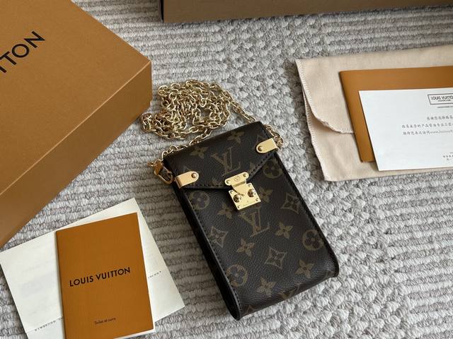 双盒包装 Lv 老花新款Metis手机包圃首发实拍分享Lv这一次的新品包包居然没有过W哎 能放下16promax啦 出门特别方便 链条是和金属拼接，时髦感满满1