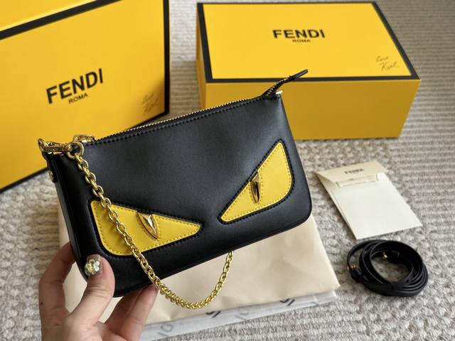 中古Fendi小怪兽腋下麻将包 到手很惊艳的一款，个人觉得它完全被低估了Fendi老花本身就是经典 对比法棍，这只麻将包也不逊色 兼具时髦和实用性 包身硬挺，装