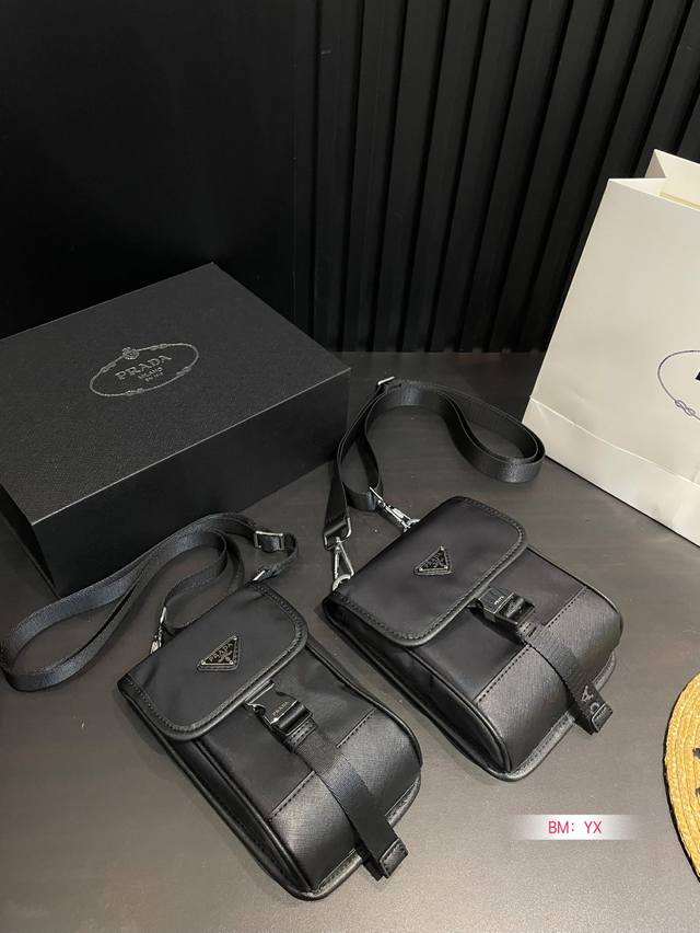 配盒 普拉达尼龙手机包 百搭又时尚 高级非常百搭 男女皆可 尺寸小号12*20 大号16*20