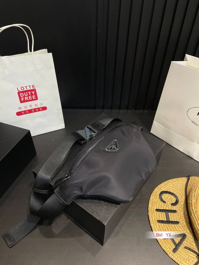 配盒 普拉达prada 尼龙腰包胸包 干干净净 简简单单 搭配休闲风的穿搭 舒适又有活力 尺寸：31*16