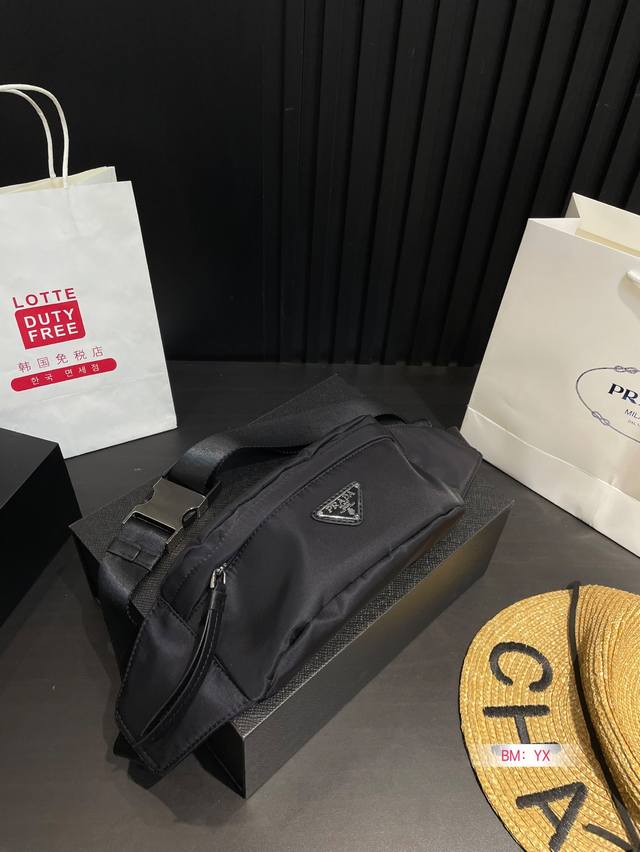 配折叠礼盒 普拉达prada 尼龙腰包胸包 干干净净 简简单单 搭配休闲风的穿搭 舒适又有活力 尺寸：41*12