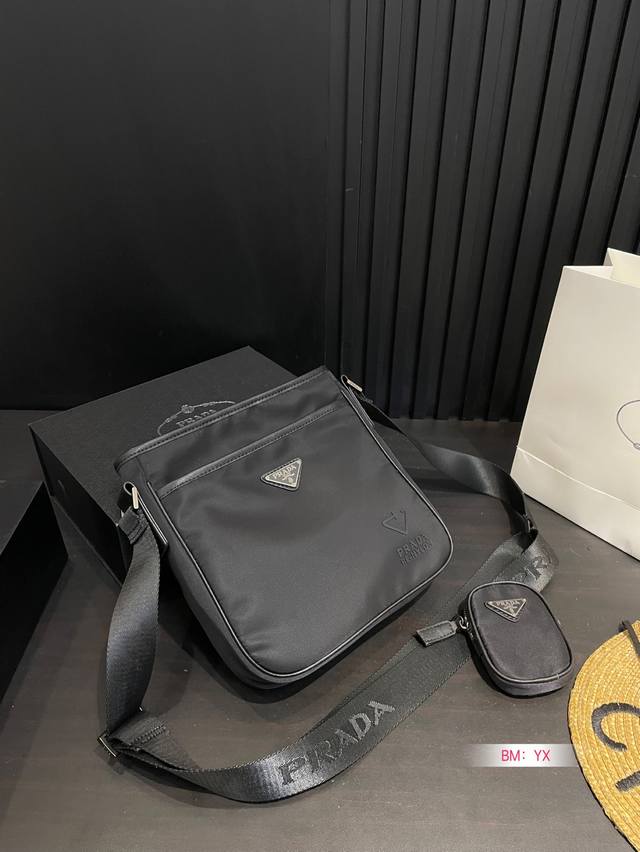 配盒 普拉达 Hobo斜挎包 prada 可腋下可斜挎 颜值高 日常出街首选 尺寸：24*25