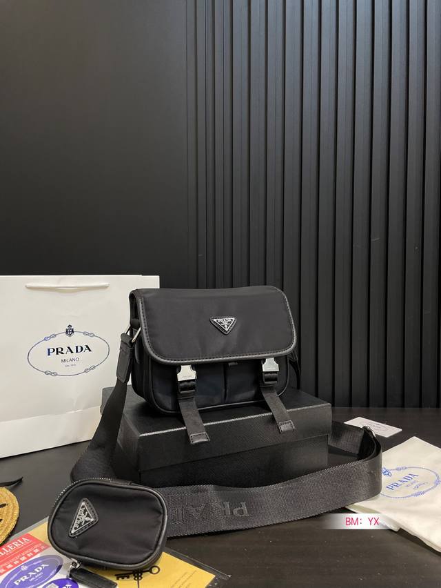 配盒 prada 普拉达 22新品帆布 邮差包 Logo五金原版一比一品质 内置隔层 炒鸡百搭实用的一款 喜欢的美妞赶快入手吧 店主推荐 质量超赞 尺寸：22*