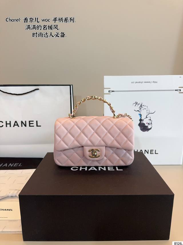 配礼盒. 香奈儿 Chanel 手柄方胖子包优质 手感超级好 原版五金 超级大牌 以华丽高贵的外形成为当下最炙手可热之作人手必备，明星热捧，精匠之作。尺寸：20