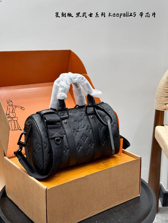 全套礼盒包装 牛皮压花复刻版！带芯片！ 男帅女飒！！Lv Keepall25 黑武士真的泰裤辣 Keepall 25枕头包 黑银配色 时髦与酷酷并存 黑色老花有