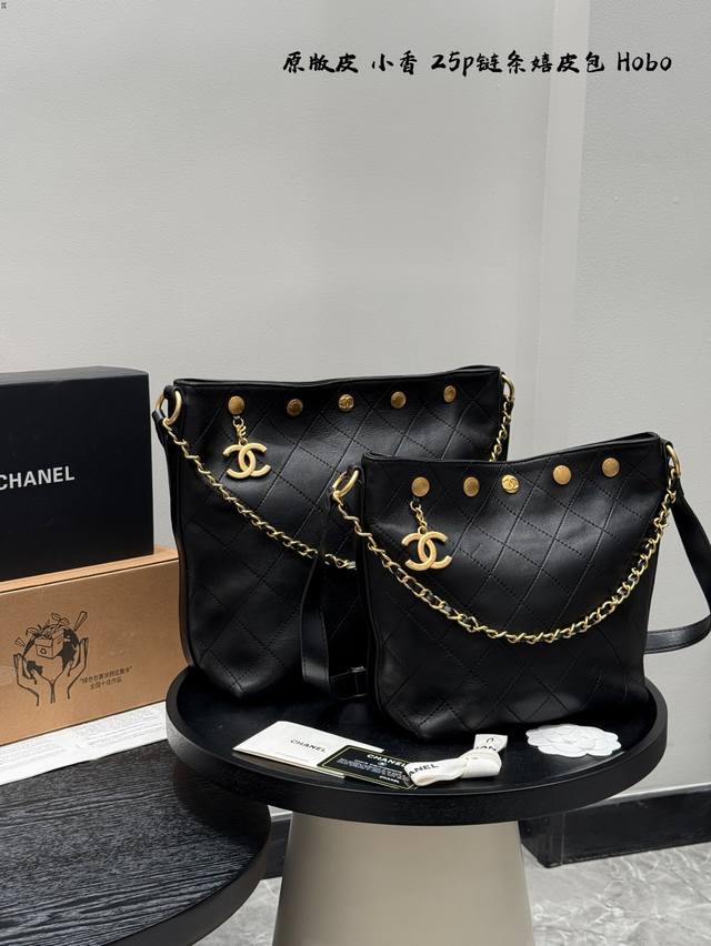 带礼盒 原版羊皮 复刻版！ 香奈儿Chanel 25p 金币嬉皮Hobo包上身Look又酷又美 采用柔软细腻的山羊皮五金为复古做旧风;金属排扣 重量感的双C吊坠