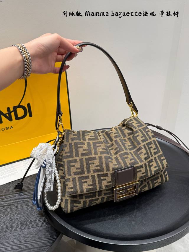 礼盒包装 带挂件！ 芬迪Fendi Baguette法棍包新款 经典腋下Baguette 泡芙款回归原始 柔软小羊皮搭配束口造型 松弛简约质感十足 重点是包包制