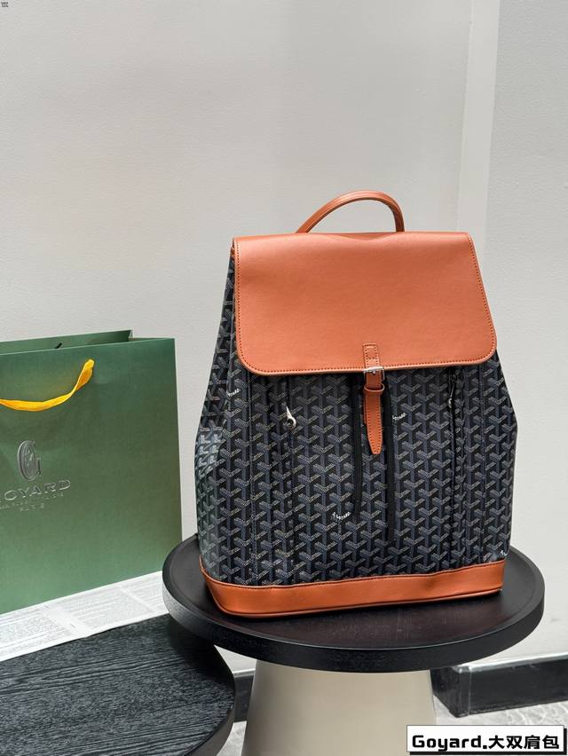 尺寸32*40 戈雅 双肩包 Goyar D经典中的巅峰！方正立体的包身加上经典狗牙印花满印，浓浓的复古学院感，解放双手的高颜值双肩包非它莫属！ 短途出游、出差