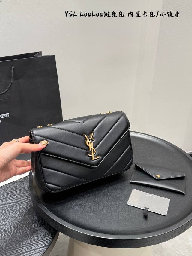礼盒包装 内里搭配卡包小镜子 圣罗兰 Ysl Loulou 链条包V字纹 单肩差包 质感细腻高级，双链条设计，多种背携方式，可以跟据自己的需求来选择。 尺寸：2
