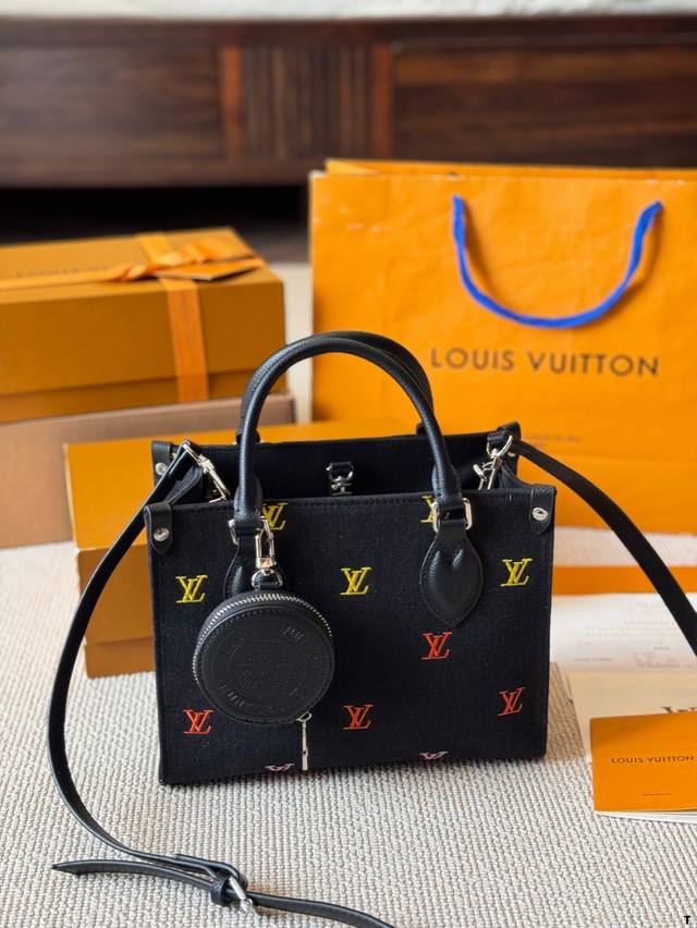 Lv Onthego 新款丛林包 Onthego绝对是通勤工具包必备单品之一轻盈容量大百搭最最关键不娇气小号的尺寸刚刚好也不像老花的容易撞款 尺寸 25Cm