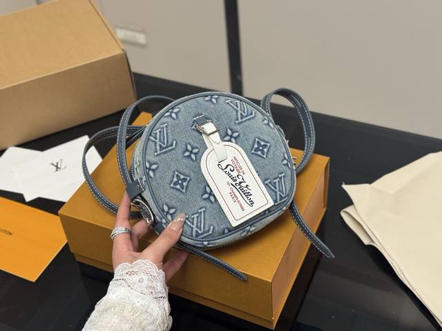 配折叠盒飞机盒 复刻版 尺寸:18.17Cm Lv 圆饼包 圆头圆脑的， 高订！.原版牛仔 非市场通货欢迎对比