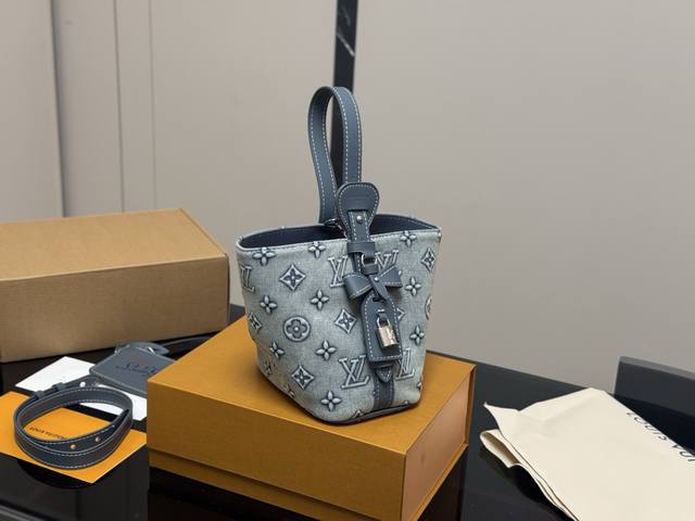 配折叠盒飞机盒 Lv中古包又一位当红炸子鸡来咯 一只看似中古中矩却又有点标新立异的包。 水桶包 尺寸:18.17Cm 配折叠盒飞机盒 Lv中古包又一位当红炸子鸡来咯 一只看似中古中矩却又有点标新立异的包。 水桶包 尺寸:18.17Cm