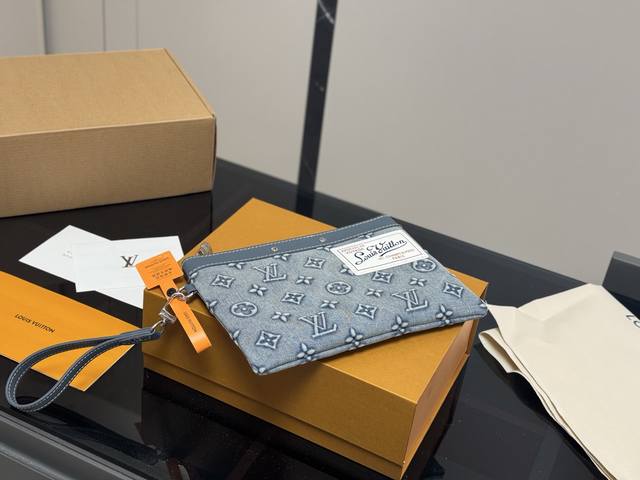 配盒 Size:26*18Cm Lv手包 男女通用哦 Lv大手包 洗漱包 能放手机 平板电脑 原版内里，搭配牛皮！