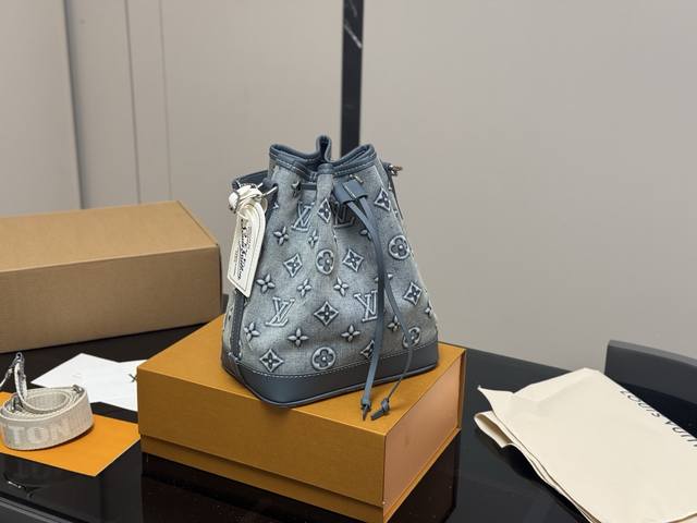 配折叠盒 Size：21.24Cm Lv新款牛仔水桶 上身效果很棒哦 新品真的很Nice 搜索Lv 水桶包
