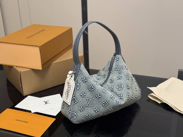 配折叠盒飞机盒 Lv中古包又一位当红炸子鸡来咯 一只看似中古中矩却又有点标新立异的包。 Hobo腋下包 尺寸:32.22Cm 配折叠盒飞机盒 Lv中古包又一位当红炸子鸡来咯 一只看似中古中矩却又有点标新立异的包。 Hobo腋下包 尺寸:32.22Cm