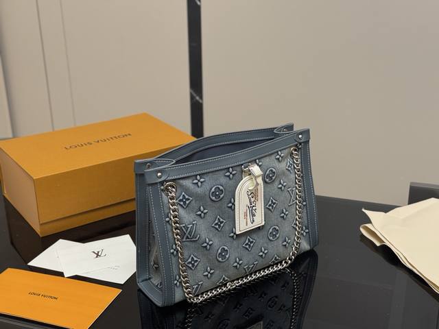 折叠盒飞机盒 Size：32*23Cm 这才是夏日天菜 Baggy这个配色真的好适合春夏啊，牛仔元素真的百搭且随性！ Lv 牛仔丹宁真的好看又舒服的腋下包