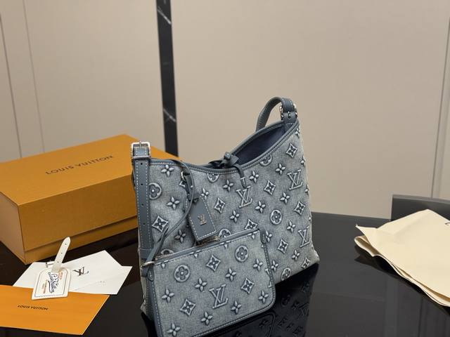 配折叠盒飞机盒 Size：31.26Cm Lv Carryall 年度包王 带有蝴蝶结的腋下包喜欢吗， 内附一只收纳零钱包， 性价比颜值超在线了 ！ 单肩斜挎完