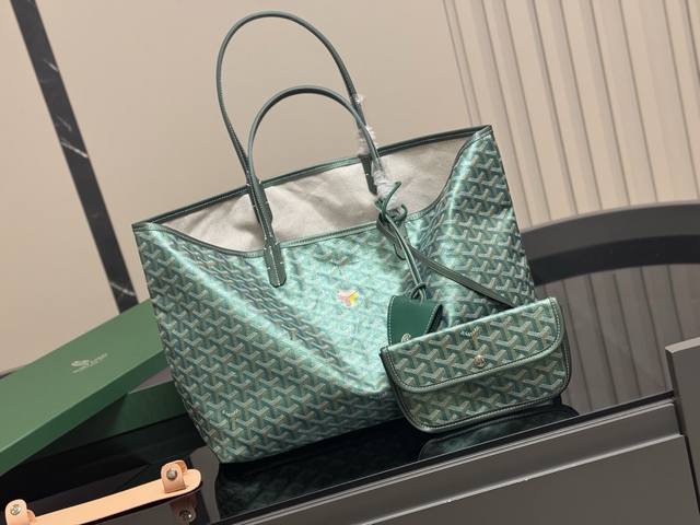 配盒 升级版 Size： 42.29Cm 大号 戈雅Goyard购物袋 从头到尾全部都是客订哦！ 另外收到的宝宝就会知道手腕带是立起来的[微笑][微笑] Goy