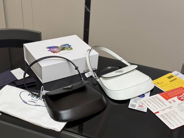 配折叠盒 Size：28.18Cm 普拉达Hobo包 绝对逃不过这个腋下包 容量却很大！ 日常用足够啦～ 各种party宴会趴！