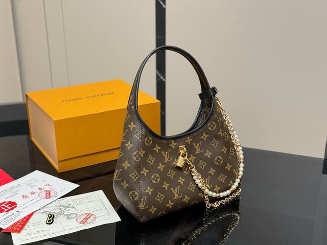 配双盒 Lv 4月女士新款The Drop 腋下包 这个新款包包上身就是有种时光倒流的感觉 复古感十足毕竟是复刻18年的款超级耐看越看越好看的那种 不能调节肩带