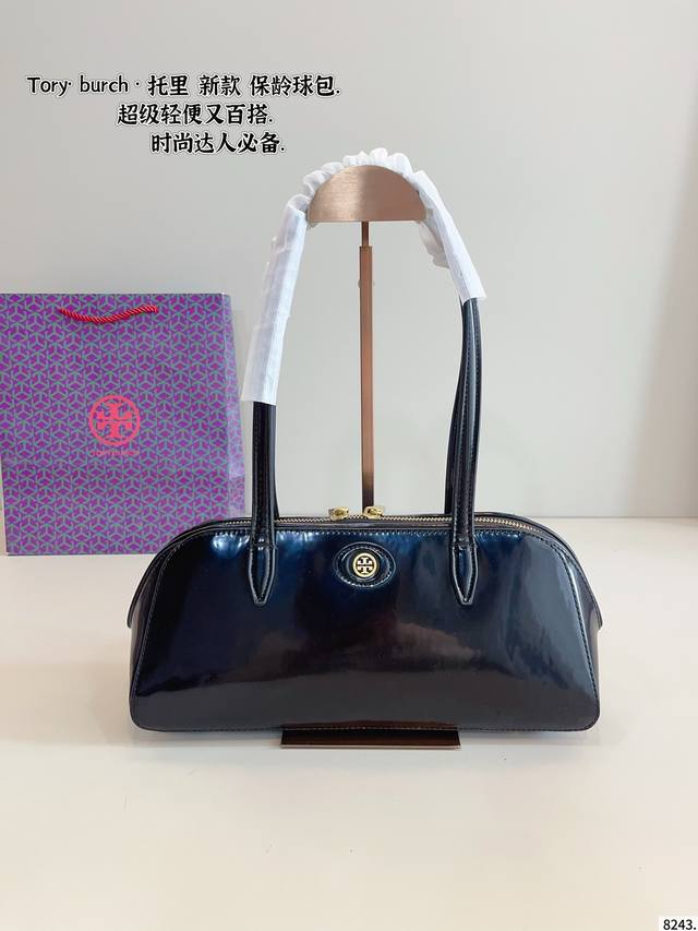 Tb 托里伯奇 漆皮 保龄球 单肩包 超级洋气的一款 无须质疑 专柜爆款就是它 托里 伯奇 Tory Burch 是很受年轻人欢迎哦尺寸 ：31*10*14Cm