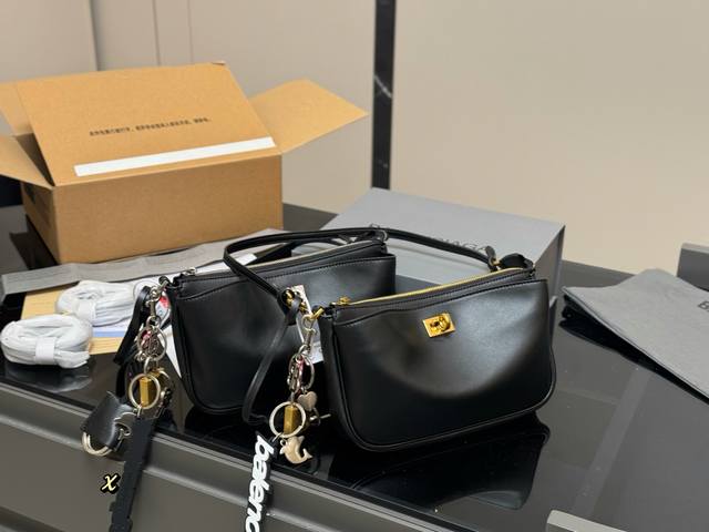 配折叠盒飞机盒 巴黎世家Redeo新品腋下包 新款可以说出道即巅峰，有是一神作， 重新开创- -种新的风格， 慵懒塌塌的造型用在巴黎世家没有任何违和， 随手拎着