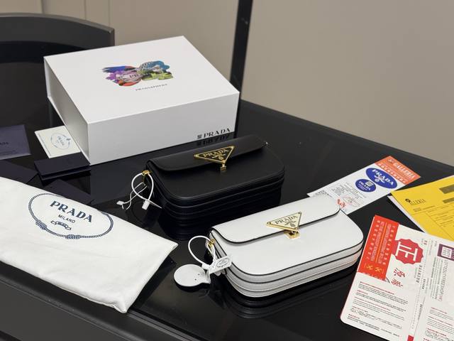 配折叠盒 Size：21.12Cm 给自己一个prad 包包 普拉达新款Bingbing包 这款单肩带采用小牛皮， 配有织物长肩带可调节设计。 太完美啦！