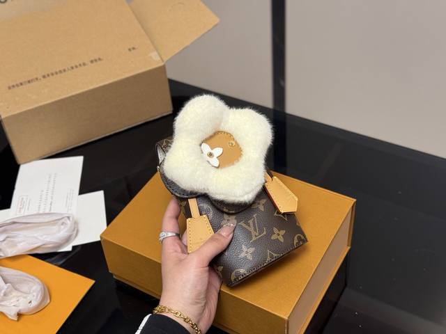 配折叠盒飞机盒 Lv 手机包是谁有第一波拥有 小黑皮Vivienne双肩包真的超可爱 手机包也是，这背出去多拉风。 0提前预定的，果然限量的 就特别可爱迷人。1