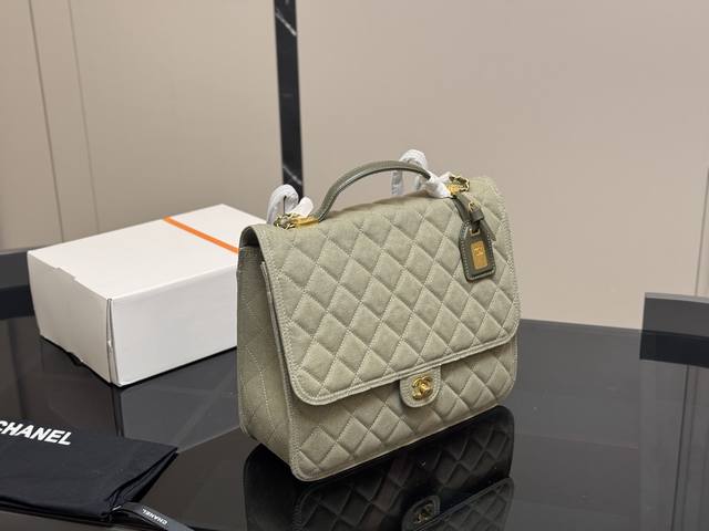 Size：32*27Cm 香奈儿牛仔双肩包 值得值得！！ Chanel真的太貌美啦 无法抗拒！ 牛皮双肩包 怎么背都好好看，好想要啊！