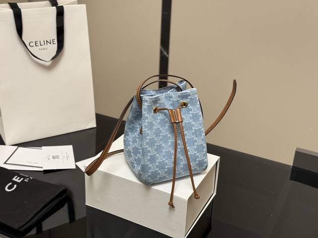 配盒 Size： 14*19Cm Celine 水桶包新款赛琳 一直很喜欢牛仔的包 经久耐看 复古印花图案 有着高颜值的复古文艺气息