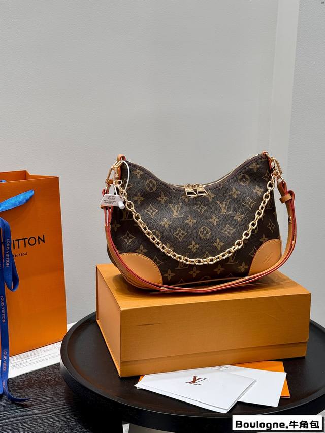 礼盒包装 Size：23*12Cm Lv Boulogne 牛角包 腋下包 腋下背好看！ 斜挎包也好看！ 越看越耐看的包包！ 上身效果奶奶的 爱到爆啦啦啦啦！